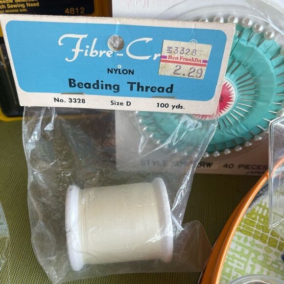 Vintage Sewing Needles Nurge Bobbins Pin Cushions Scissor Thread Neiman’s Tin - Picture 13 of 16